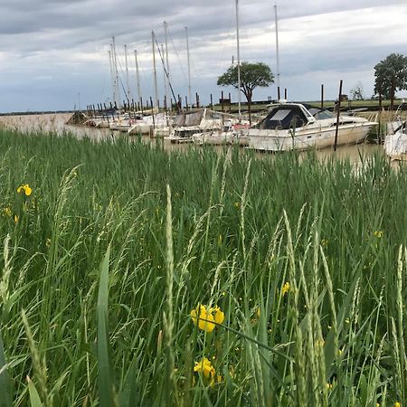 Appartement Avec Vue Panoramique Sur L'Estuaire De La Gironde Plassac  Exteriör bild