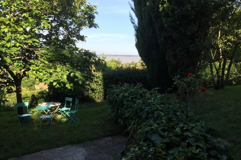 Appartement Avec Vue Panoramique Sur L'Estuaire De La Gironde Plassac  Exteriör bild